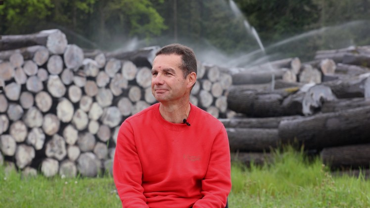 Portrait d'Eric, fendeur chez Merrains du Périgord depuis 15 ans - ©Vidéo réalisée par Tomas MATTA Photographie