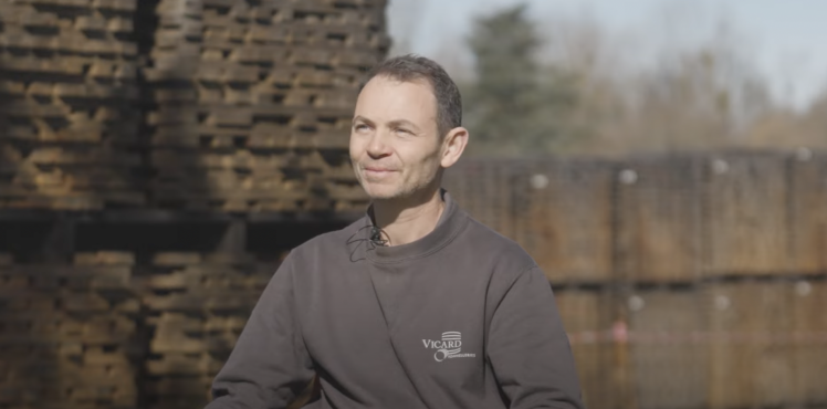 Portrait de Cédric, maître d'apprentissage et responsable fabrication spéciale chez Vicard depuis 25 ans - ©Vidéo réalisée par Tomas MATTA Photographie
