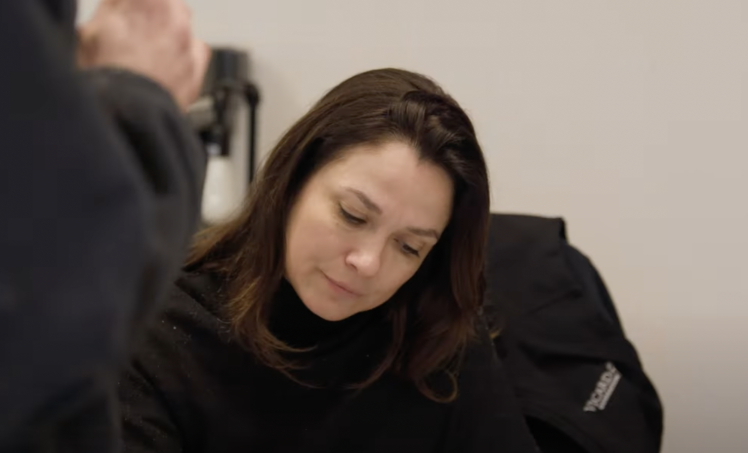 Portrait d'Aurélie, responsable du bureau d'études de Vicard Foudrerie et qui travaille à la Tonnellerie Vicard depuis 23 ans - ©Vidéo réalisée par Tomas MATTA Photographie