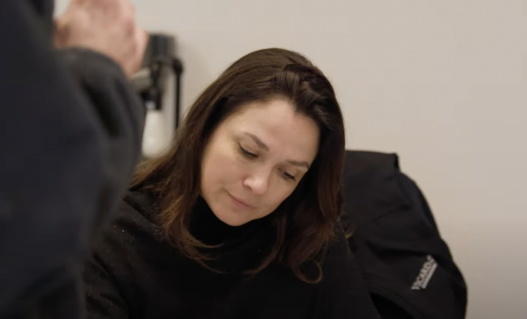 Portrait d'Aurélie, responsable du bureau d'études de Vicard Foudrerie et qui travaille à la Tonnellerie Vicard depuis 23 ans - ©Vidéo réalisée par Tomas MATTA Photographie
