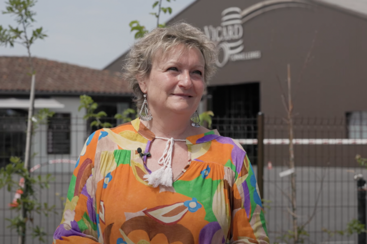 Portrait de Brigitte, administratrice des ventes , au sein de la Tonnellerie Vicard - ©Vidéo réalisée par Tomas MATTA Photographie